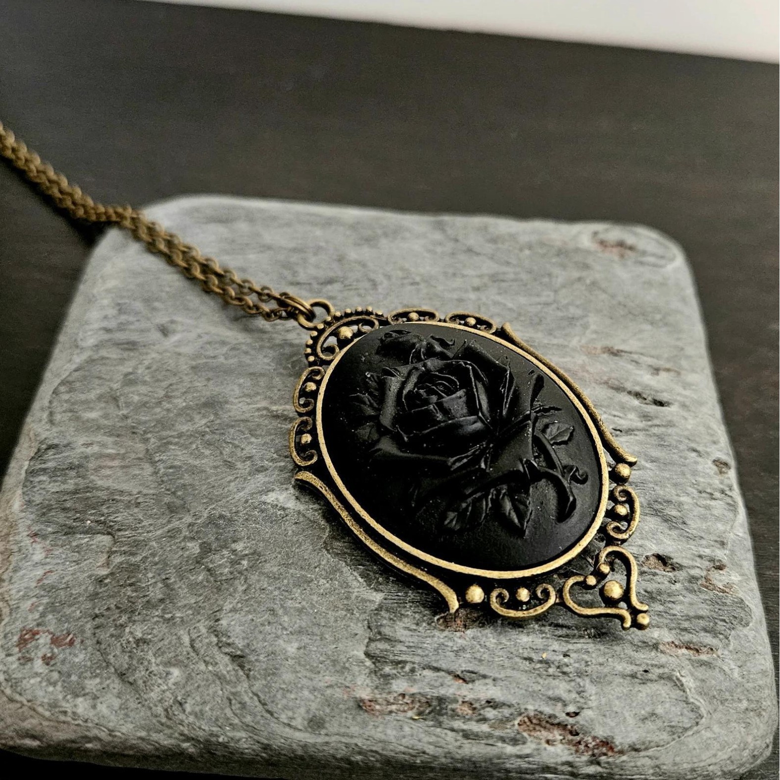 Retro and Trendy Oval Pendant  - Y2K Ethnic Fashion ulasan dan harga